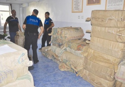 Çuvallara gizlenmiş kaçak sigara