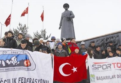 Dağcılar, kar ve tipiye meydan okuyor