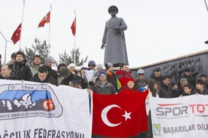 Dağcılar, kar ve tipiye meydan okuyor