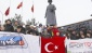 Dağcılar, kar ve tipiye meydan okuyor