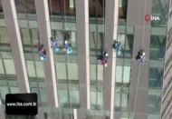 Dağcıların gökdelen mesaisi nefes kesti