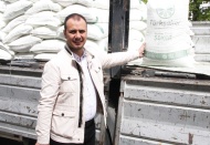 Dağıtılan şeker, esnafın yarasına merhem oldu