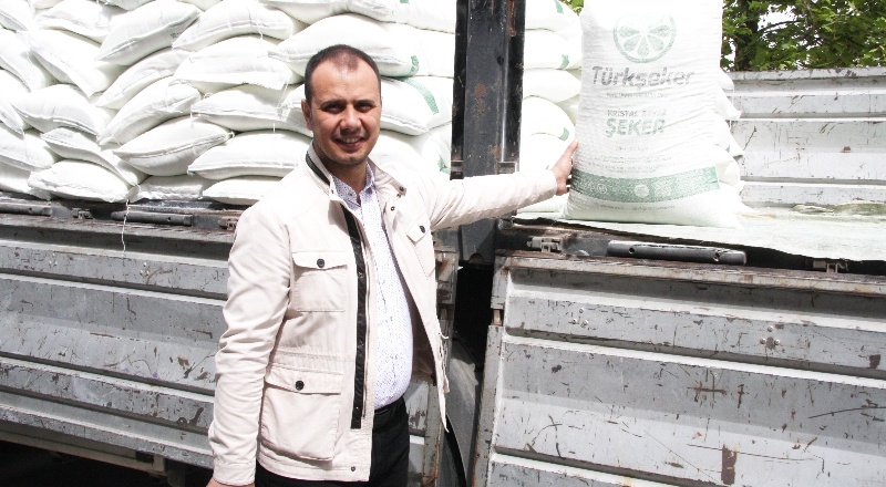 Dağıtılan şeker, esnafın yarasına merhem oldu