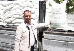 Dağıtılan şeker, esnafın yarasına merhem oldu