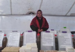 Dağlardan topladığı otlarla sabun üretiyor