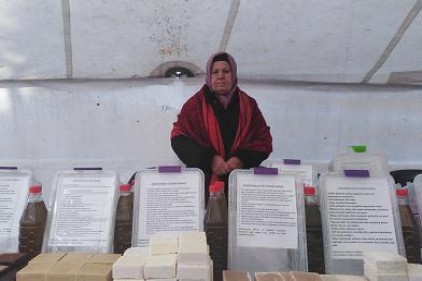 Dağlardan topladığı otlarla sabun üretiyor