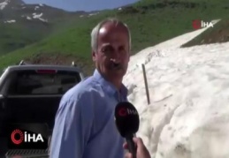 Dağlardan topladıkları karları ilçede sattılar