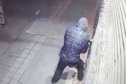 Dakikalarca uğraştı, iş yerinin kepengini kıramadı 