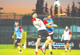 Dar alanda çift kale maç
