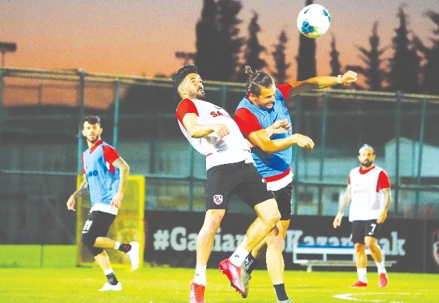 Dar alanda çift kale maç