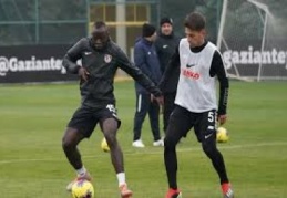 Dar alanda çift kale maç antrenmanı