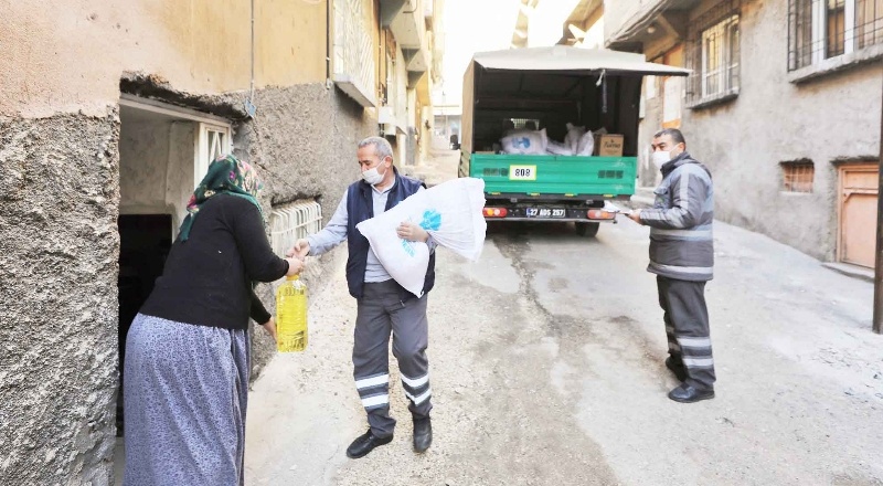 Dar gelirli ailelere gıda yardımı yapılıyor