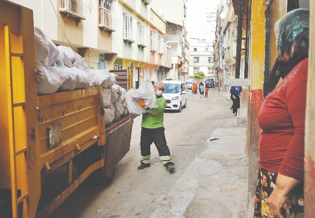 Dar gelirli ailelere yakacak dağıtıldı