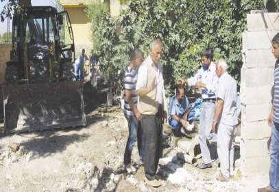 Dar sokaklarda genişletme ve kilitli parke taşı döşeme çalışması yapılıyor
