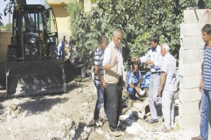 Dar sokaklarda genişletme ve kilitli parke taşı döşeme çalışması yapılıyor