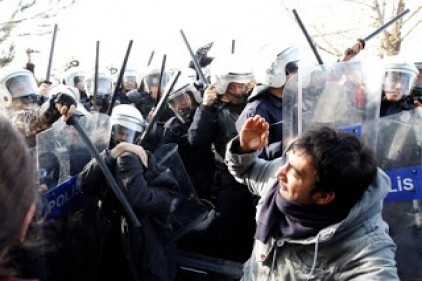 Darbe döneminde askerin yapmaya çalıştığı, bu dönemde polise yaptırılıyor