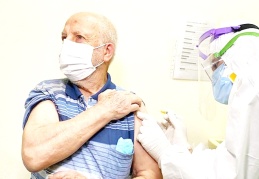 Darülaceze’de aşı yapılmaya başlandı