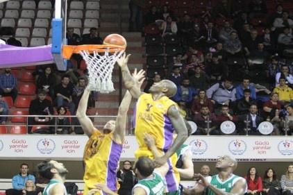 Darüşşafaka son saniyede bulduğu 3&#039;lükle 69-72 kazandı
