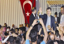 Davutoğlu Suriyeli kardeşlerine Arapça sloganla karşılık verdi