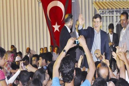 Davutoğlu Suriyeli kardeşlerine Arapça sloganla karşılık verdi