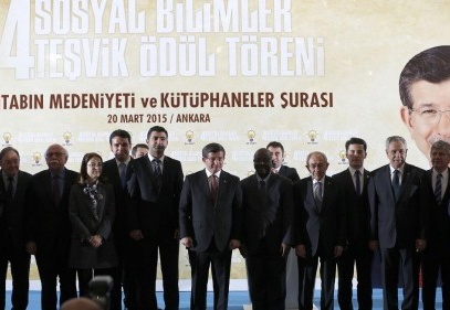 Davutoğlu’ndan birincilik ödülünü aldı