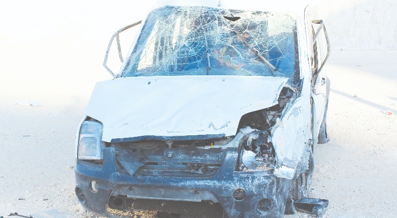 Defalarca takla atan araçtan sağ çıktılar