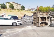 Demir yüklü kamyon otomobilin üzerine devrildi