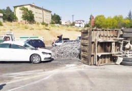 Demir yüklü kamyon otomobilin üzerine devrildi
