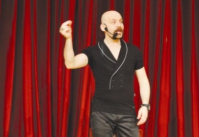 Demirci öğrencileri hem güldürdü hem düşündürdü