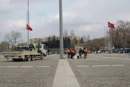 Demokrasi Meydanı Başbakan için hazır