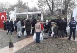 Demokrasi Meydanı’nda 20 bin fidan dağıtıldı