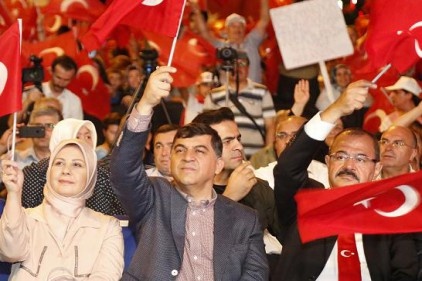 Demokrasi Meydanı&#8217;nı dolduran vatandaşlara teşekkür etti