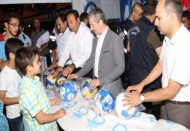 Demokrasi nöbeti tutanlara top dağıttı