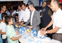 Demokrasi nöbeti tutanlara top dağıttı