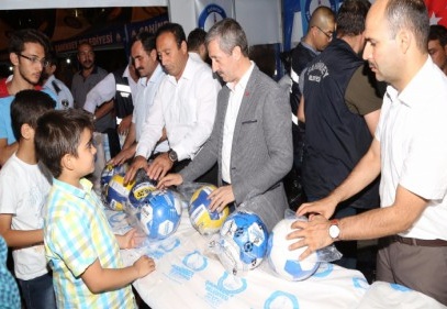 Demokrasi nöbeti tutanlara top dağıttı