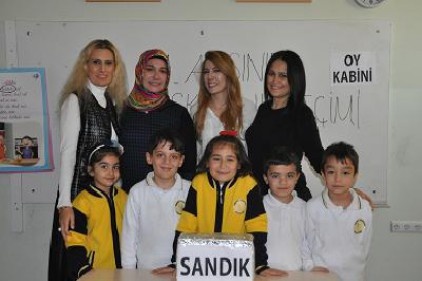 Demokrasiyi sandık başına giderek öğreniyorlar