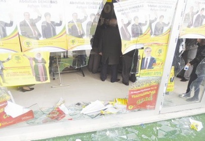 Demokratik yarışa tehlikeli saldırılar