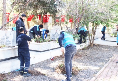 Denetimi Serbestlik Müdürlüğü personeli şehitlikte temizlik yaptı