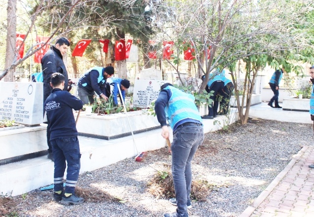Denetimi Serbestlik Müdürlüğü personeli şehitlikte temizlik yaptı