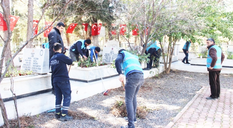 Denetimi Serbestlik Müdürlüğü personeli şehitlikte temizlik yaptı