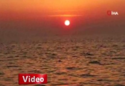 Deniz üstündeki gün batımı hayran bıraktı