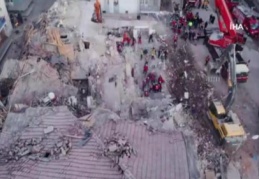 Deprem alanında sabahın ilk ışıklarıyla aramalara devam edildi