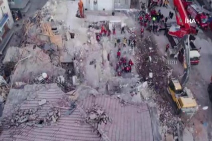 Deprem alanında sabahın ilk ışıklarıyla aramalara devam edildi