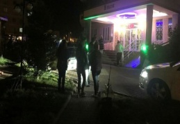 Deprem anında damdan atlayan bir kişi yaralandı