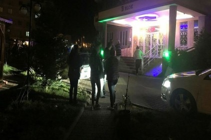 Deprem anında damdan atlayan bir kişi yaralandı