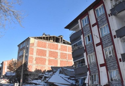 Deprem anları güvenlik kamerasına yansıdı, ortaya çarpıcı görüntüler çıktı