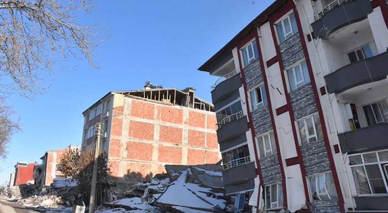 Deprem anları güvenlik kamerasına yansıdı, ortaya çarpıcı görüntüler çıktı