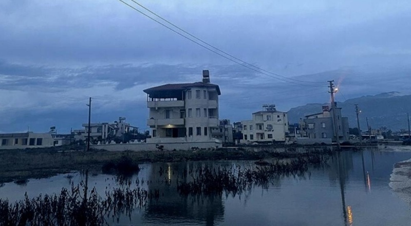 Deprem bölgesi için kuvvetli rüzgâr ve fırtına var, ağır hasarlı binalardan uzak durun!