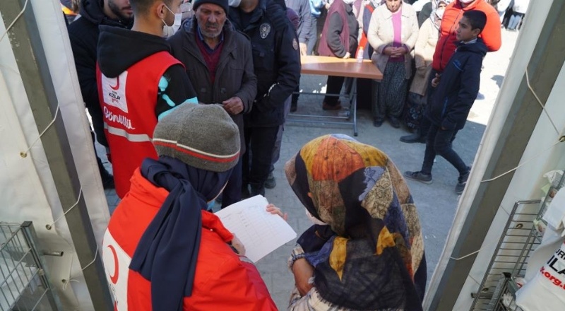 Deprem bölgesinde 5 sosyal market açıldı
