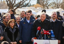 Deprem bölgesinde incelemelerde bulunmak üzere Gaziantep’e gelen Cumhurbaşkanı Recep Tayyip Erdoğan, Gaziantep Büyükşehir Belediyesi tarafından AFAD ile birlikte kurulan çadır kenti ziyaret etti.